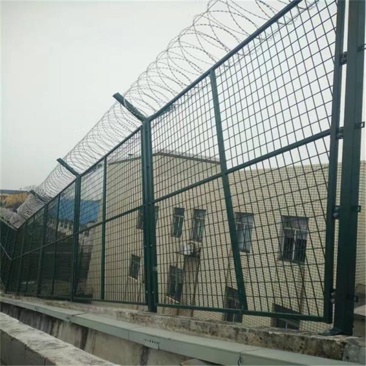 監(jiān)獄圍墻隔離網案例展示圖片1